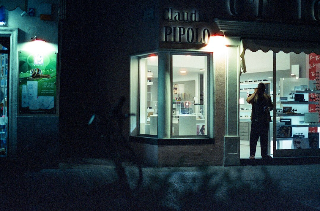 detective investigating